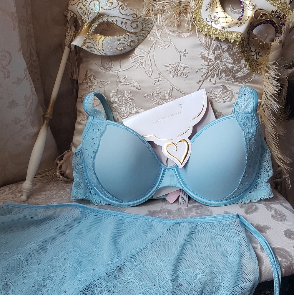 VS- Limited Edition Dream Angel's Lingerie Set - Picture 3 of 10